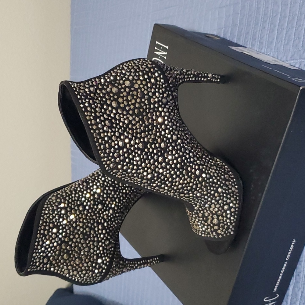 Shoes - Picture 3 of 8